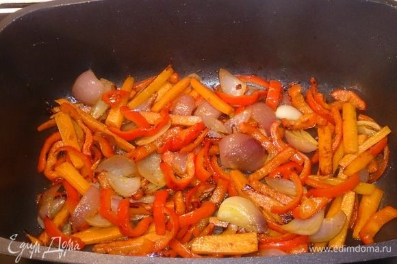 Обжариваем в ароматизированном масле морковь, лук и болгарский перец.