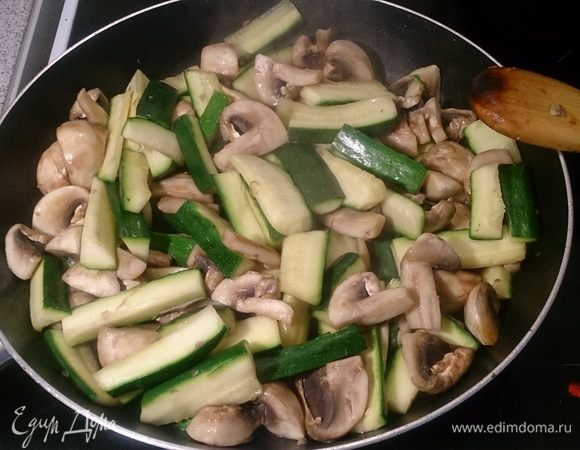 Отдельно (так как они нежные) обжариваем грибы и цуккини.