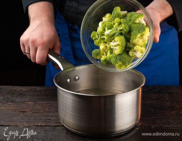 Брокколи вымойте и разберите на соцветия, лук нарежьте крупными кубиками и чеснок измельчите. Отварите брокколи в подсоленной воде в течение 4 минут.