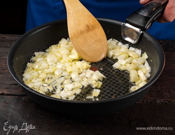 Обжарьте в кастрюле на сливочном масле лук и чеснок и переложите в кастрюлю.
