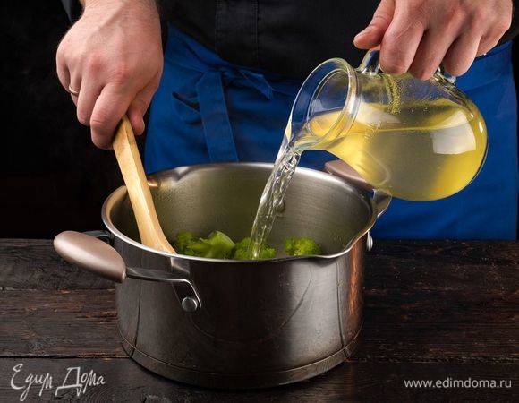 В кастрюлю влейте половину бульона, добавьте брокколи и тушите на среднем огне 10 минут. 