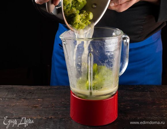 Охладите суп и пюрируйте с помощью блендера, вливая, при необходимости, оставшийся бульон, контролируя густоту супа.