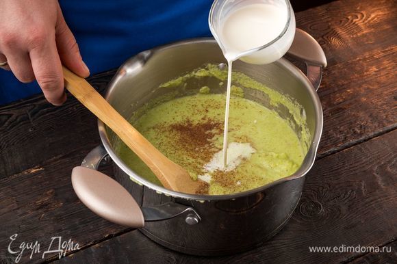 Доведите суп до кипения, добавьте мускатный орех, специи по вкусу. Влейте сливки, размешайте и снимите с огня.