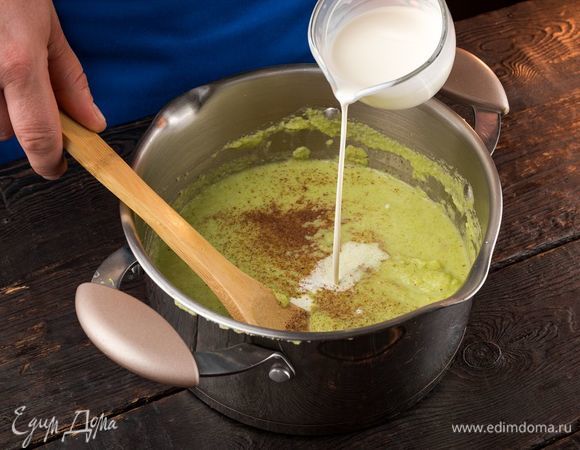 Доведите суп до кипения, добавьте мускатный орех, специи по вкусу. Влейте сливки, размешайте и снимите с огня. 