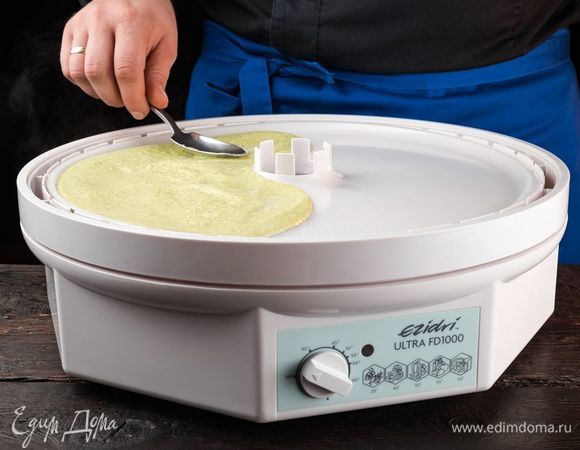 Охладите суп и сушите на слегка смазанном растительным маслом лист для пастилы 8 часов при температуре 55°С или Medium. Суп можно хранить как в виде пастилы, так и в виде порошка (смолоть на кофемолке) для приготовления растворимых супов.