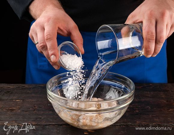 Далее приготовьте сушеные креветки, которые можно будет добавлять в супы и салаты. Для этого разморозьте и тщательно промойте крупные креветки, очистите от панциря и отделите шейки. Растворите соль в воде, положите креветки и промаринуйте в течение 8 часов в холодильнике. 