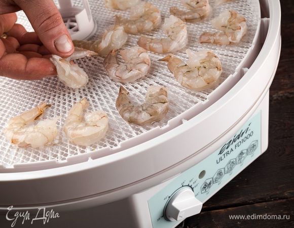 Разложите маринованные креветки на сетчатый лист и сушите при температуре 60°С в течение 4–6 часов. 