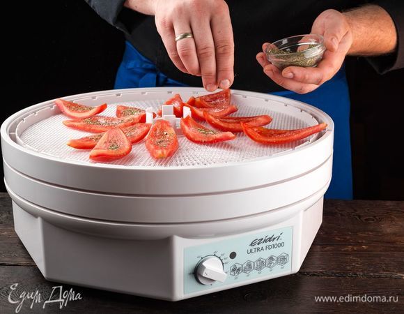 Посолите помидоры и посыпьте сушеными итальянскими травами. Выложите подготовленные помидоры на поддон для сушки срезом вверх. Сушите в течение 6 часов при температуре 70°С.