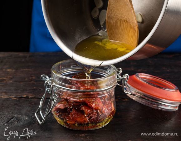 Если вы хотите сразу использовать томаты, положите их в подготовленную емкость и залейте смесью масла с чесноком, дайте остыть. Также можно выложить помидоры с чесноком слоями в баночки, залить маслом и закрыть крышками. Это вариант заготовки вяленых помидоров. При хранении залейте помидоры так, что помидоры покрывало полностью.