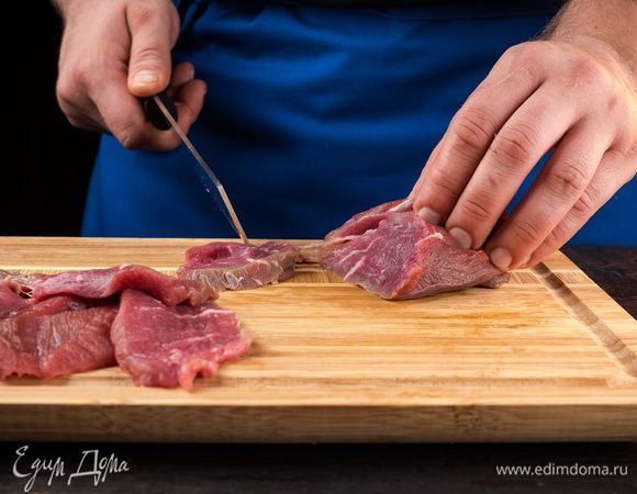 Приготовьте аппетитное мясо джерки. Для этого удалите весь жир с мяса и нарежьте мясо кусочками толщиной 5 мм. Мясо будет легче нарезаться, если предварительно его положить в морозилку на несколько часов. 