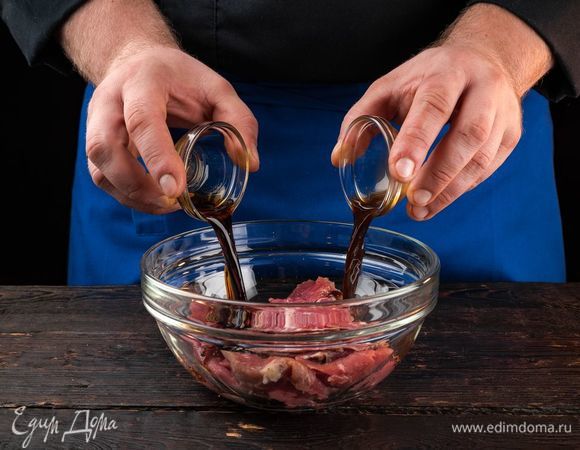 Приготовьте маринад из соевого соуса, добавляя вустерширский соус, табаско, черный перец молотый, копченую паприку и чесночный порошок. Положите в него кусочки мяса и поставьте в холодильник на 8 часов. Удалите из влаги лишнюю влагу.