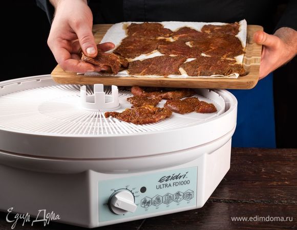 Сушите мясо при 60°С в течение 8 часов. После 4 часов сушки мясо нужно перевернуть. Готовое джерки должно быть эластичным, гнуться, но не ломаться. Хранить такое мясо можно 1–3 месяца.