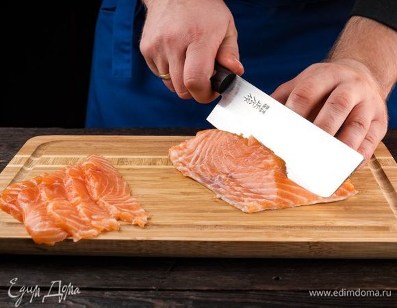 Для приготовления рыбных джерки подойдет разная рыба. Более жирная будет храниться недолго, но выиграет во вкусе. Лучше использовать охлажденное рыбное филе. Очистите горбушу от кожи и костей, нарежьте на полоски толщиной 5 мм.