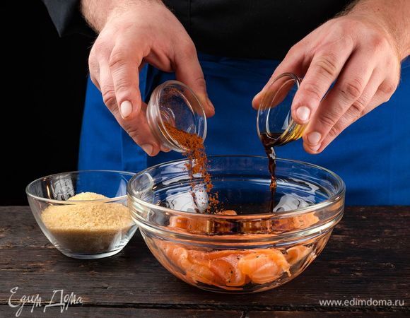 Приготовьте маринад, залейте им рыбу и поставьте в холодильник мариноваться на 3 часа. 