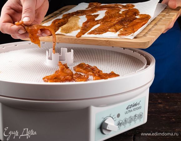 Просушите просушите полоски лосося. Разложите на сетчатые листы на поддонах и сушите 6–8 часов при 60°С. Рыба должна стать жесткой, из нее начнет выступать влага.