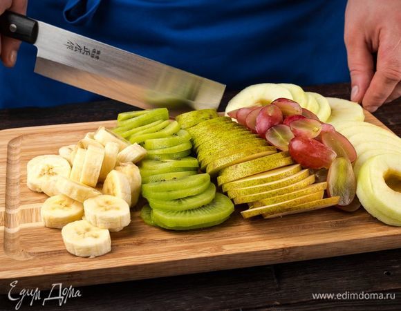 Подготовьте фрукты для сушки, нарежьте на кусочки. Виноград предварительно необходимо обдать кипятком.