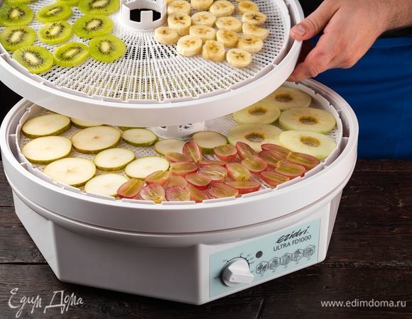 Разложите фрукты на поддоне и сушите в течение 7 часов.