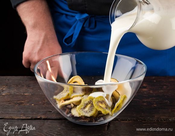 Соедините в салатнике все сушеные фрукты, добавьте питьевой йогурт и слегка перемешайте, чтобы фруктовые слайсы были полностью покрыты йогуртом.