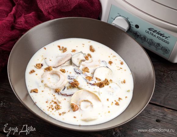 Когда фрукты пропитаются йогуртом, они увеличатся в объеме и станут мягче. По желанию, добавьте немного сахара. Подавайте такой полезный салат на завтрак или в качестве легкого перекуса в течение дня. Приятного аппетита!