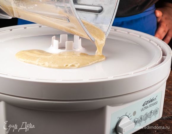 Бананы взбить в блендере в пюре. по вкусу добавить сахар. Выложить на поддон, равномерно распределить. Поддон предварительно смазать небольшим количеством масла.