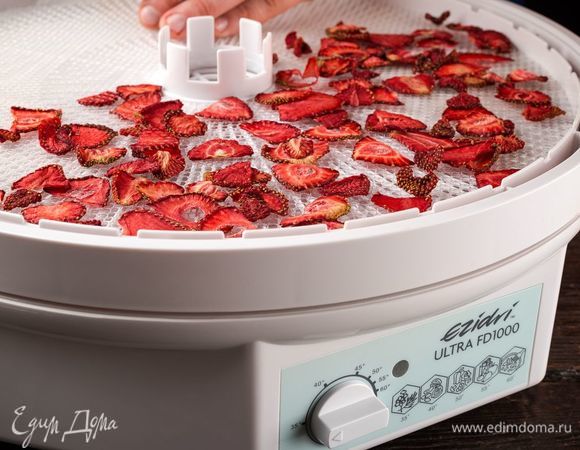 Клубнику нарезать и просушить в течение 6 часов.