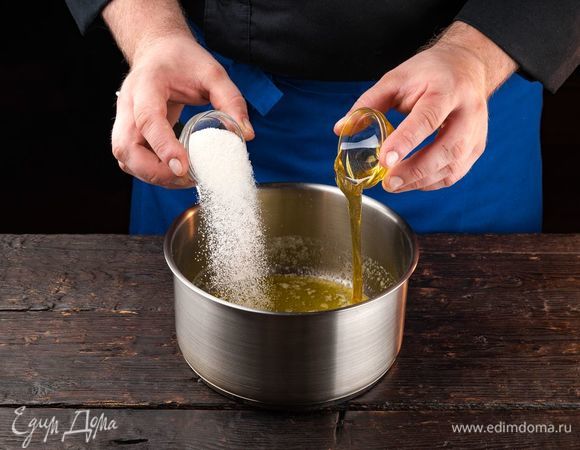 Сливочное масло растопить с сахаром и медом.