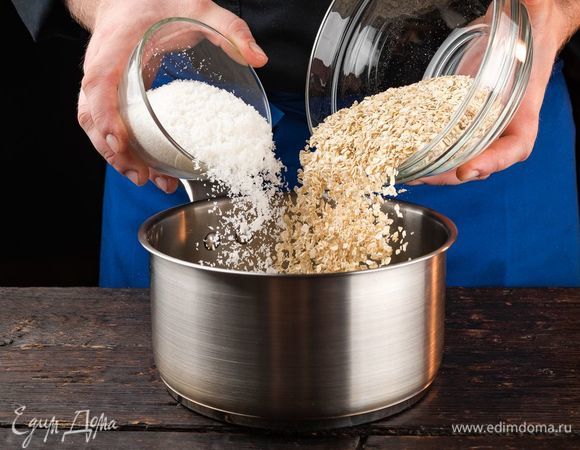 Соединить в емкости масляную смесь, кокосовую стружку, овсяные хлопья, муку, разрыхлитель, измельченные банановую пастилу и клубнику. Все хорошо перемешать.