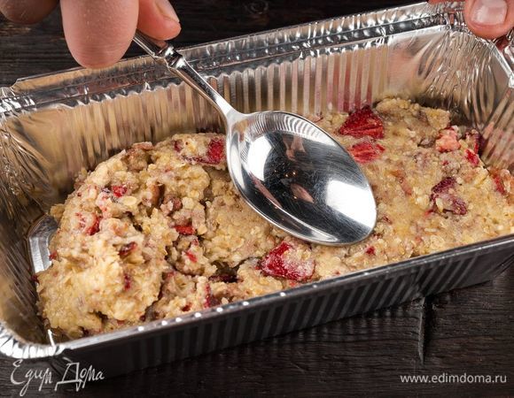 Полученную массу выложите в прямоугольную форму и выпекайте 20 минут при 175°С.