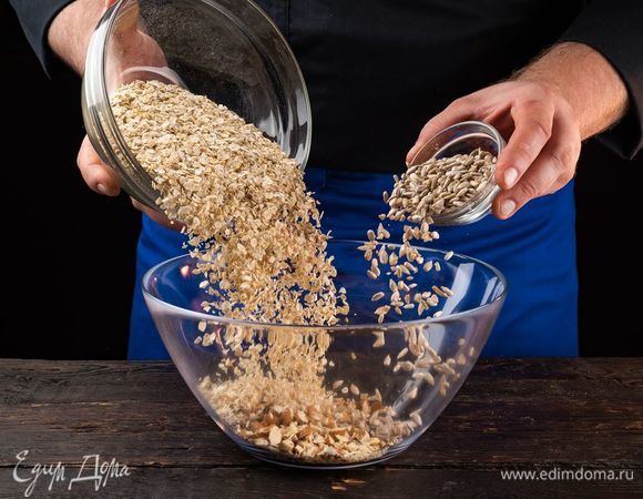 Перемешайте с овсяными хлопьями, семенами подсолнечника.