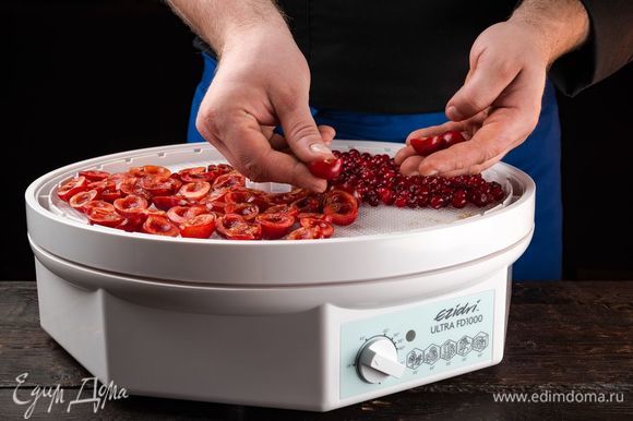 Промойте ягоды и тщательно высушите. Клюкву и вишню необходимо предварительно необходимо обдать кипятком.