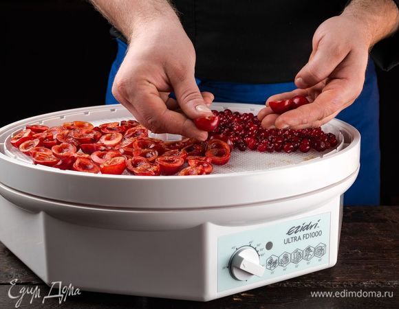 Промойте ягоды и тщательно высушите. Клюкву и вишню необходимо предварительно необходимо обдать кипятком.