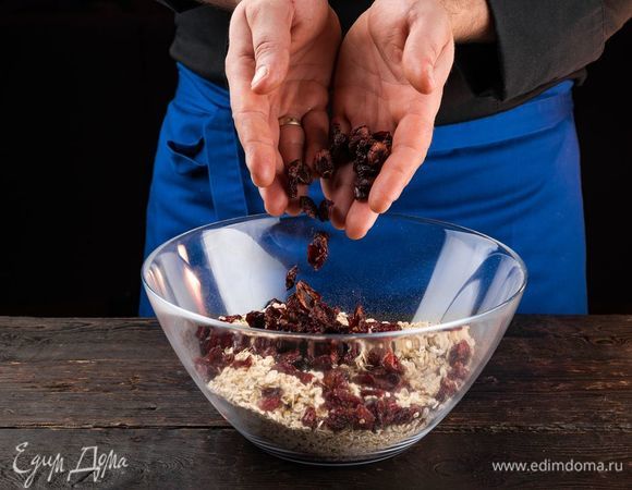 Смешайте сухие ингредиенты.