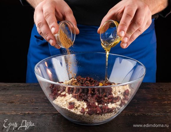 Приготовьте заправку для гранолы. Для этого смешайте в сотейнике мед, яблочный сок, щепотку соли и черного перца, подсолнечное масло и корицу. Заливаем домашнюю гранолу медово-яблочным соусом с корицей и тщательно перемешиваем. Дайте настояться и слейте излишки сиропа.
