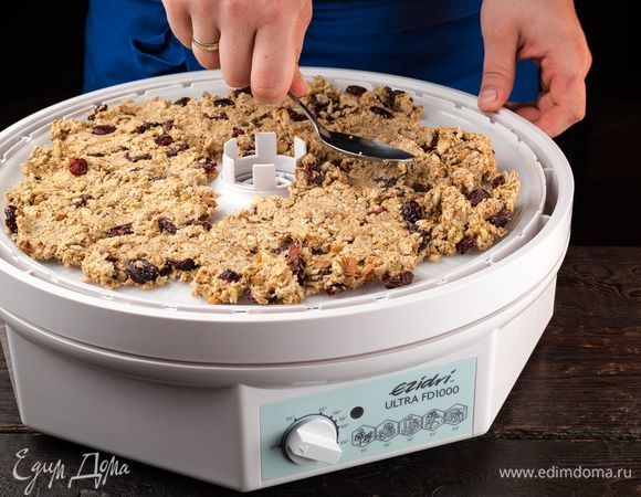 Сушите гранолу на листе для пастилы на поддонах 10 часов при температуре 55°С или Medium.