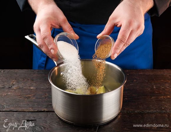 Очистите яблоки, удалите сердцевину, нарежьте дольками. Положите яблоки в кастрюлю, добавьте сахар и корицу, залейте водой, чтобы она покрывала яблоки. Варите в течение 10 минут.