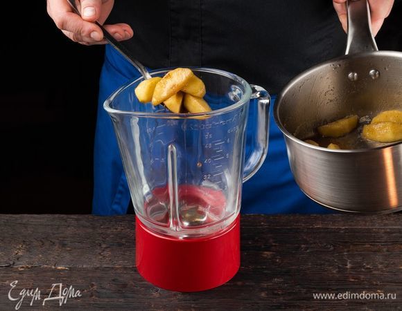 Когда яблоки будут готовы, слейте лишнюю жидкость и измельчите яблоки с помощью блендера. 