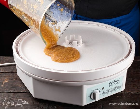 Разливаем полученную массу на слегка смазанный маслом лист для пастилы. Сушим пастилу при температуре 50–55°С 7 часов.