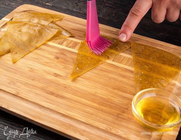 Готовую пастилу нарежьте на полоски, каждую смажьте медом.