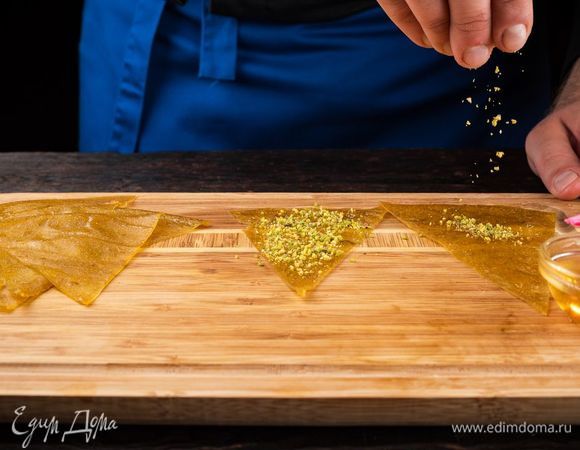 Посыпьте измельченными орехами.