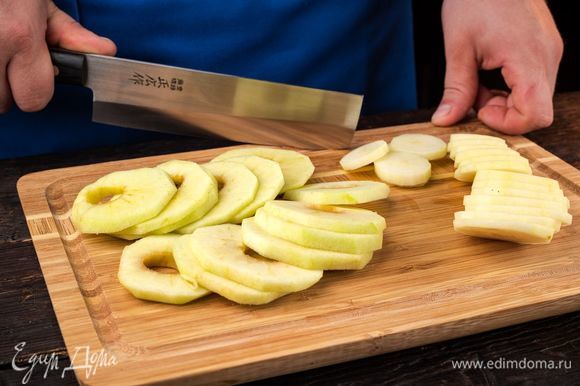Яблоки и груши почистить, вырезать сердцевину и нарезать кружочками толщиной 0,5 см.