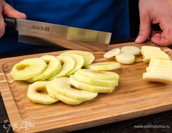 Яблоки и груши почистить, вырезать сердцевину и нарезать кружочками толщиной 0,5 см.