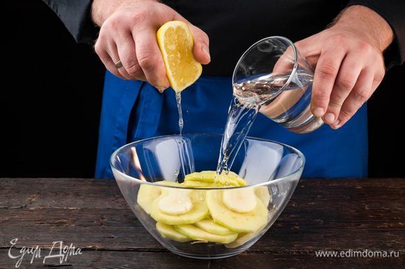 Из лимона выжать сок и соединить его с водой. Залить водой фрукты и оставить на 30 минут.