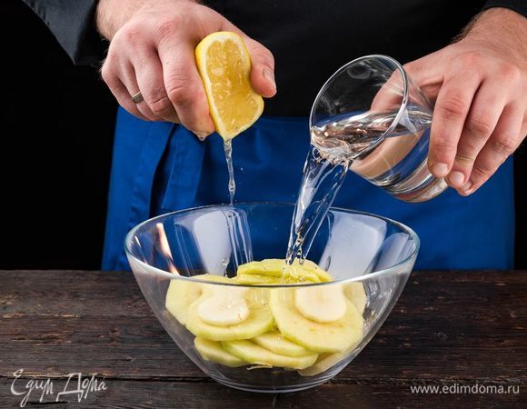 Из лимона выжать сок и соединить его с водой. Залить водой фрукты и оставить на 30 минут.