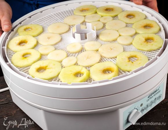 Сливаем воду. Выложите фруктовые кружочки на сетчатые листы на поддонах и сушите 12 часов при 60°С.