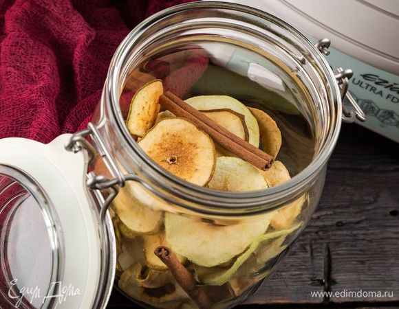 Готовые фруктовые чипсы можно посыпать корицей. Храните в стеклянных баночках в прохладном темном месте. Полезное угощение для детей и взрослых!