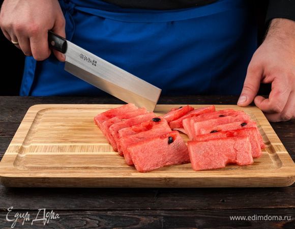 Очистите арбуз, нарежьте мякоть на полоски толщиной 5 мм, удалите семечки.