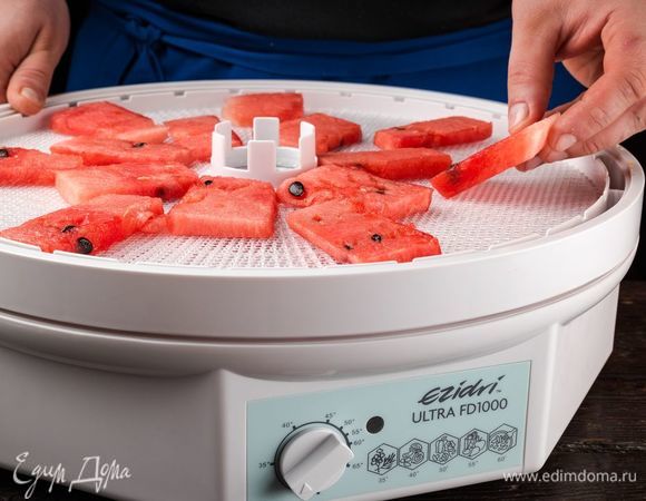 Сушите арбузные чипсы 22 часа при температуре 50°C.