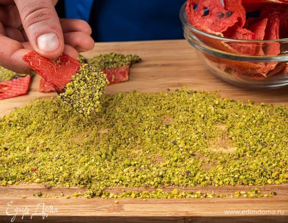 Посыпьте измельченными фисташками.