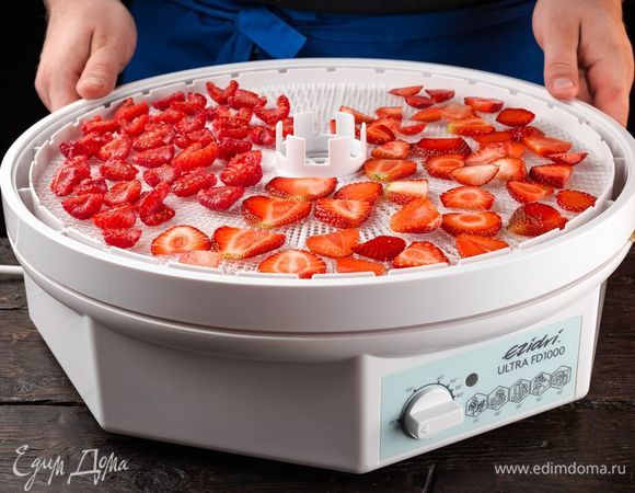 Малину и клубнику помойте, разрежьте пополам и просушите в течение 8 часов.