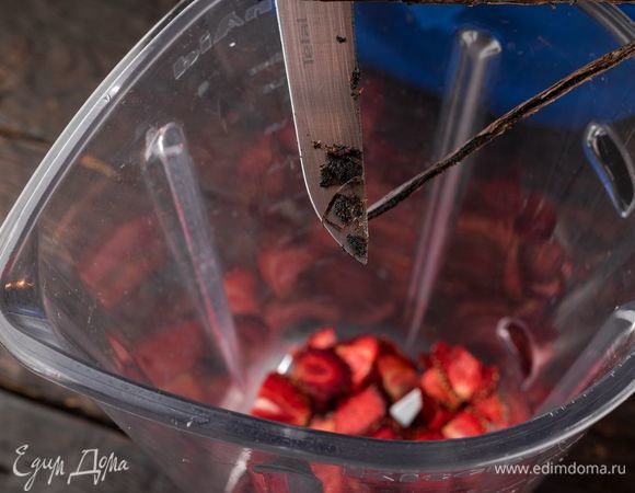 Положите в чашу блендера сушеные ягоды, добавьте мед и ваниль по вкусу.